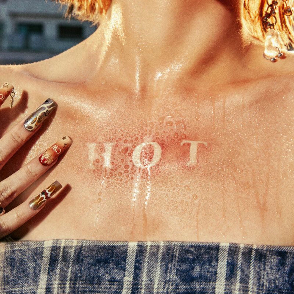 LE SSERAFIM – HOT